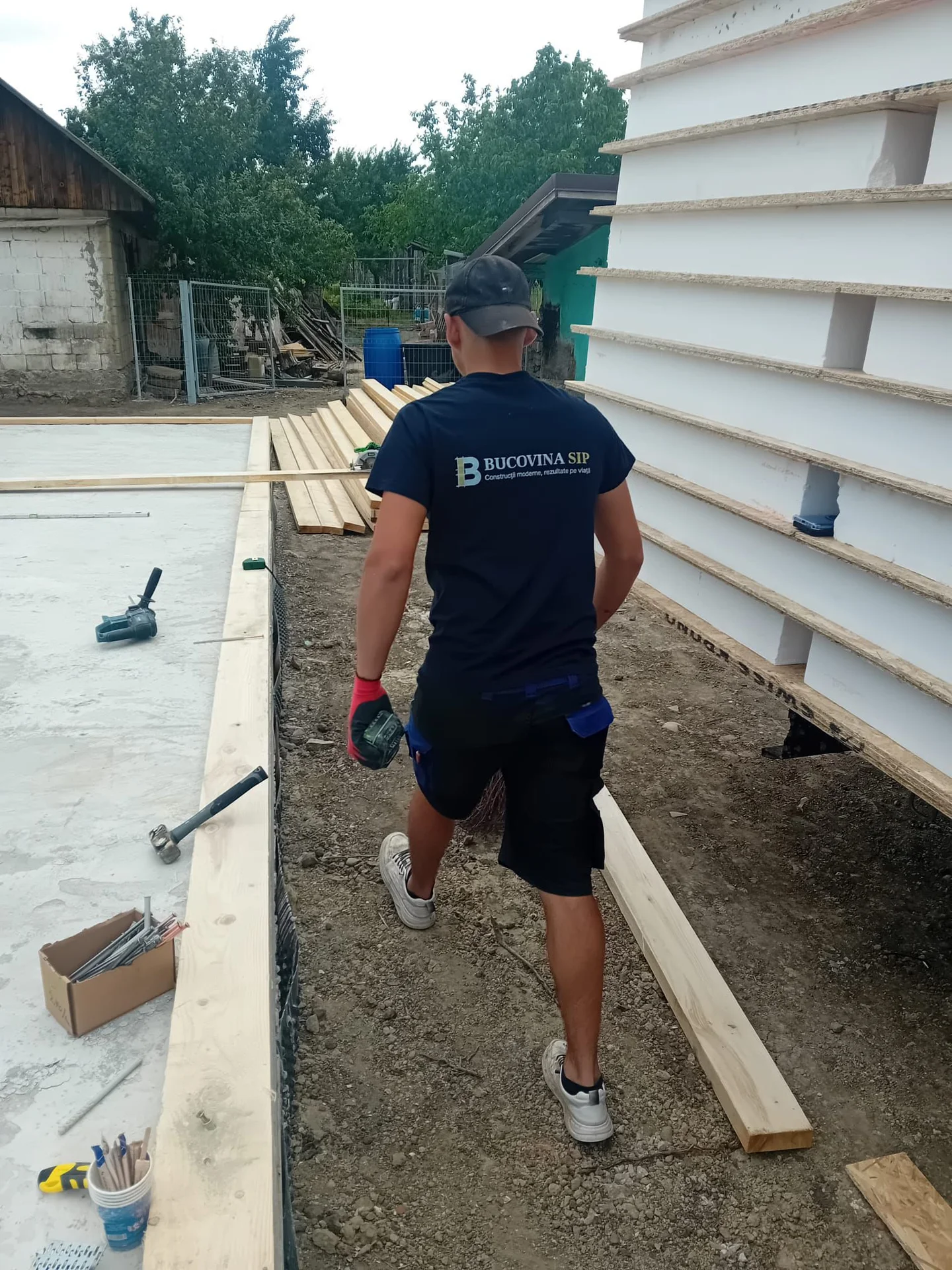 Montaj panouri SIP pe șantier - echipa Bucovina SIP