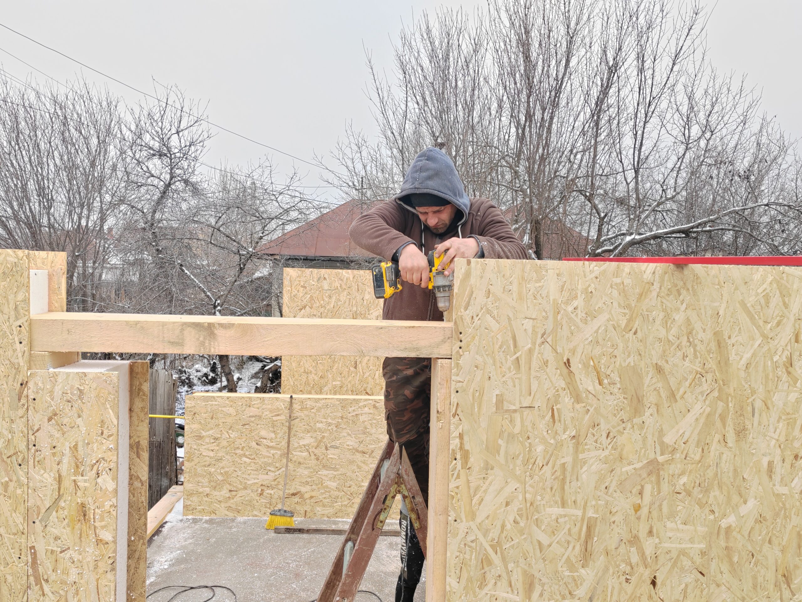 Prețuri Manoperă Construcții 2026 – Ghid Complet + Alternativa care te scutește de 60% din costuri