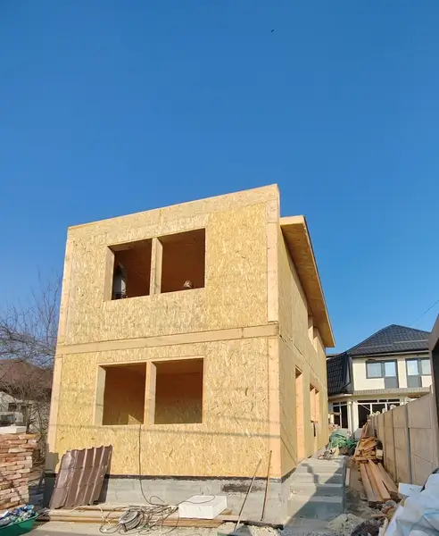 Kit casă din panouri SIP cu etaj și acoperiș – 100 m², exemplu instalare