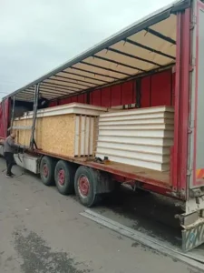 Livrarea de panouri SIP cu camionul
